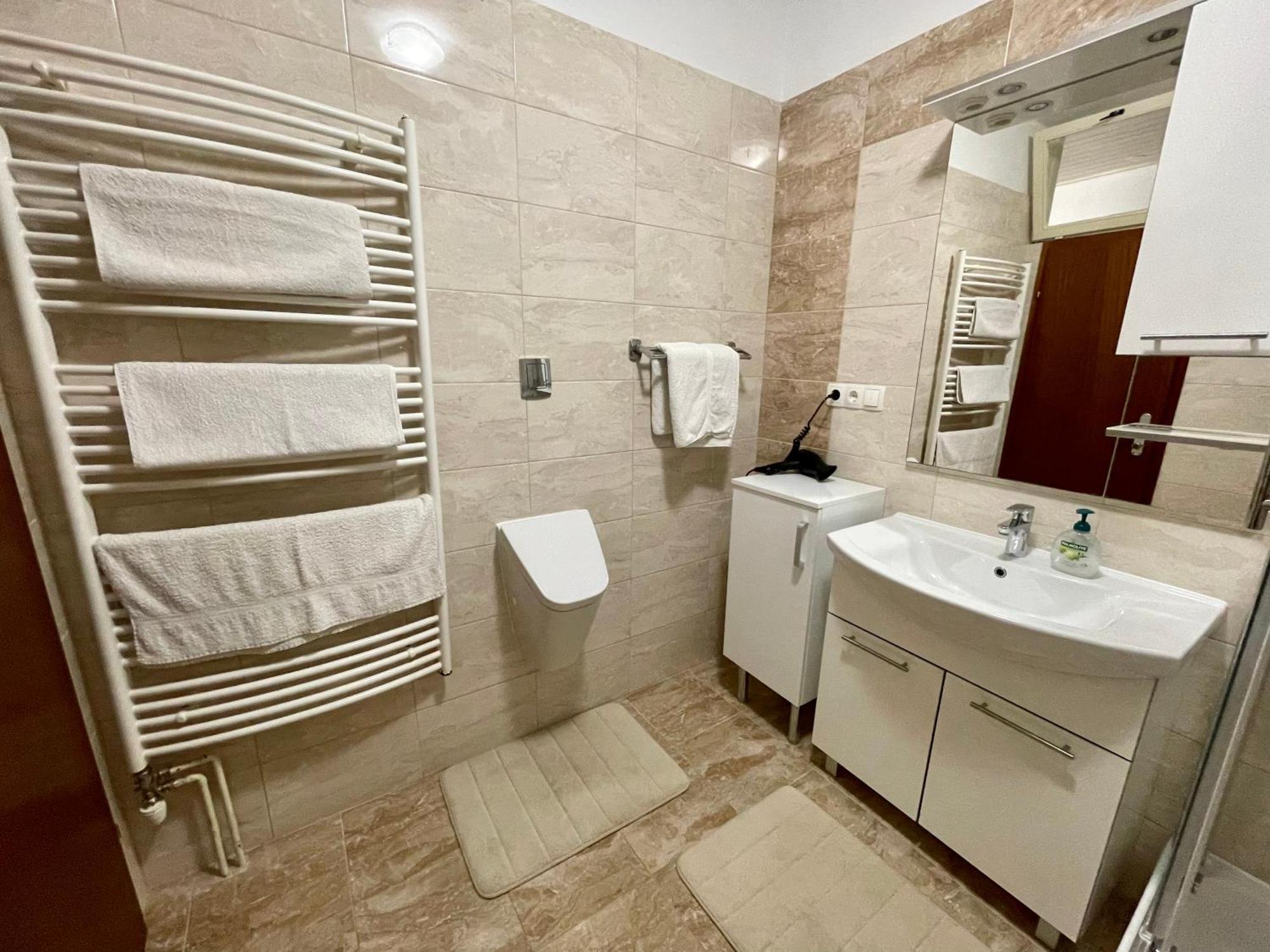 Ana Guest House Nin Buitenkant foto